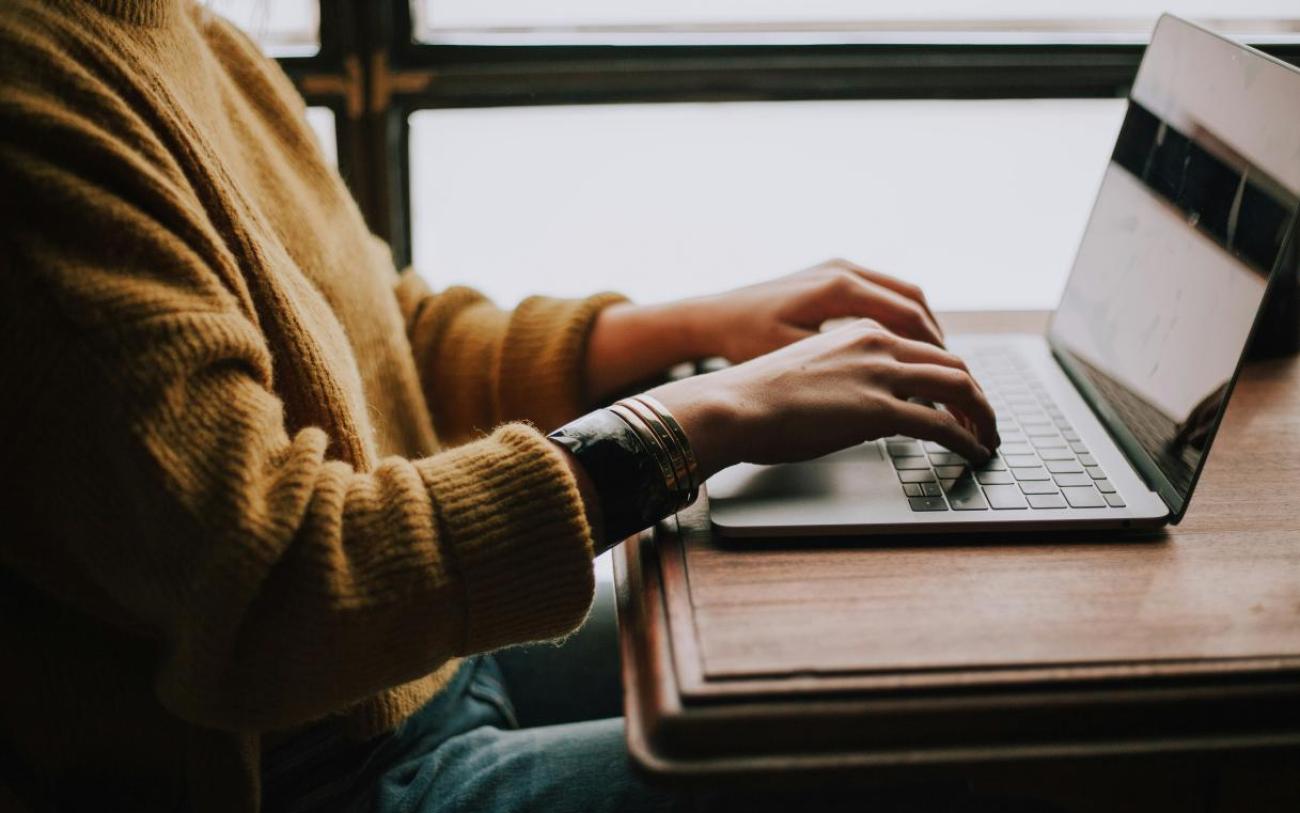 personne avec un ordinateur